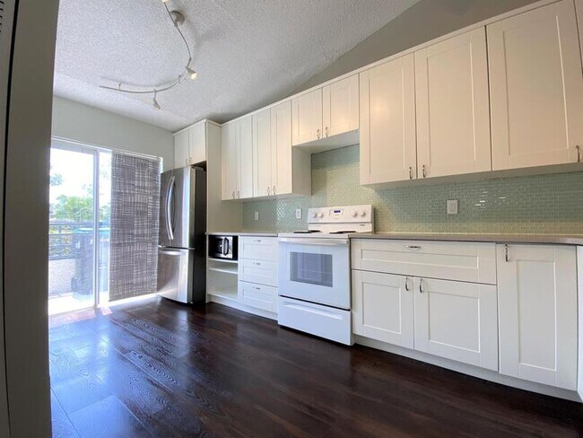 Building Photo - 1185 Lucaya Cir