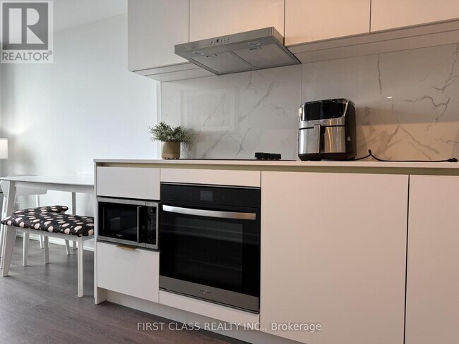 Photo du bâtiment - 8 Wellesley St W