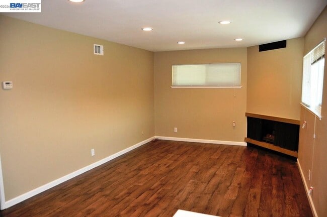 Foto del edificio - 1581 Mendenhall Dr