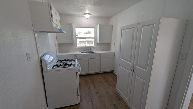 Foto del edificio - Remodeled 2 Bedroom 1 Bath Cottage Home