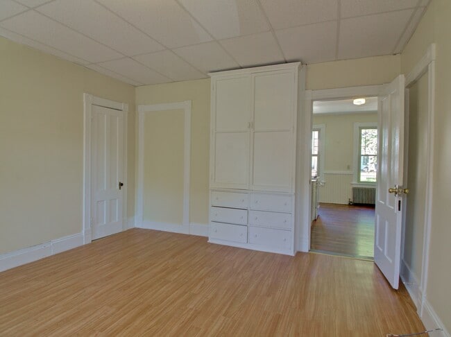 Building Photo - 324 Valley St