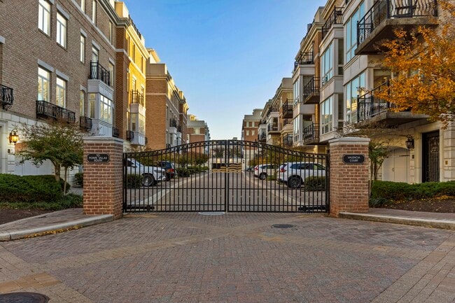 Foto del edificio - 900 Valencia Ct