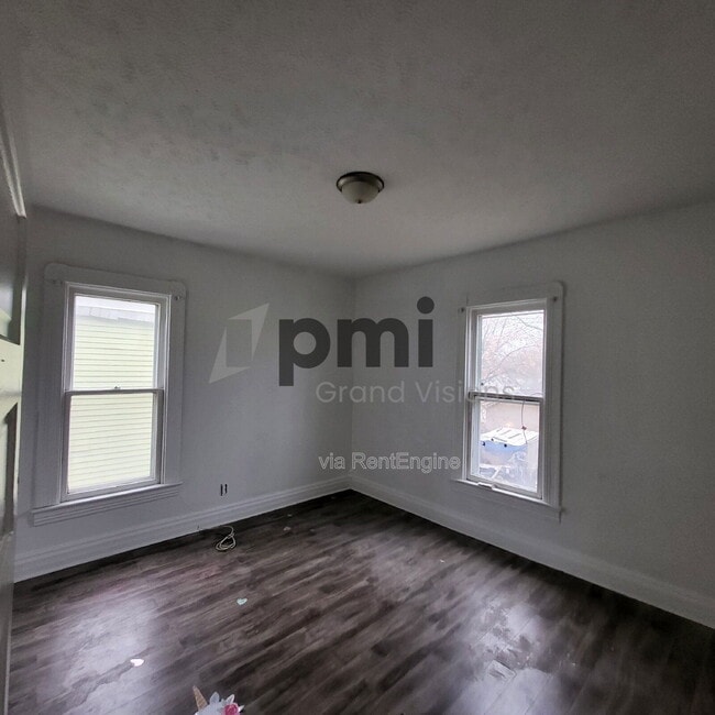 Building Photo - 895 W Leafland Ave