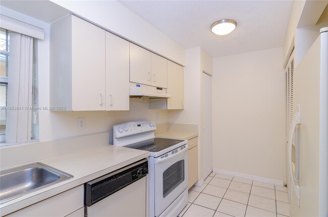 Building Photo - 3373 SW 28th Terrace