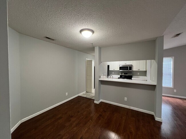 Building Photo - 3BR/2bath Top floor unit /Fresh Paint!/ Wo...
