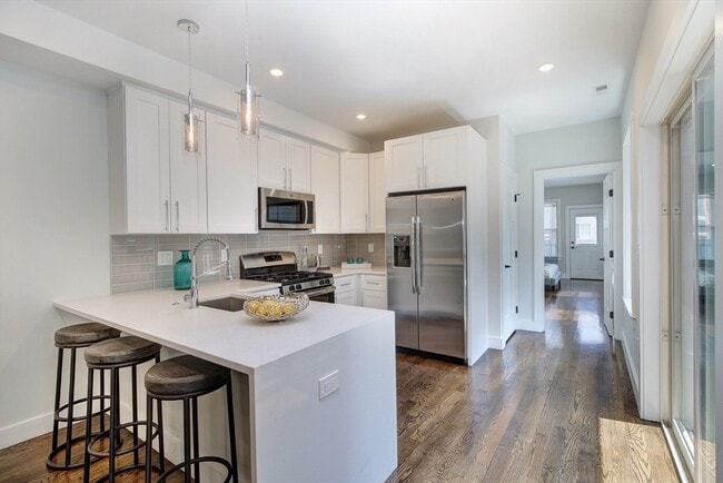 Building Photo - 90 Border St