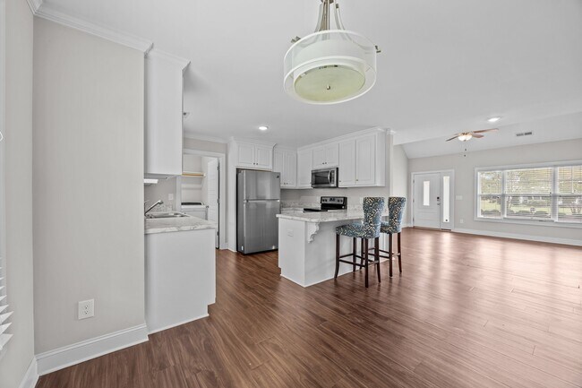 Building Photo - 2400 Camille Dr