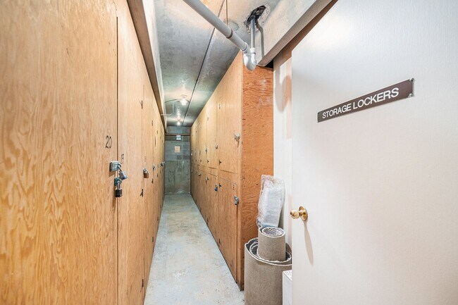 Foto del edificio - Spacious 1 bedroom home in the heart of Capital Hill! 1 Reserved Parking Space and Storage Unit!