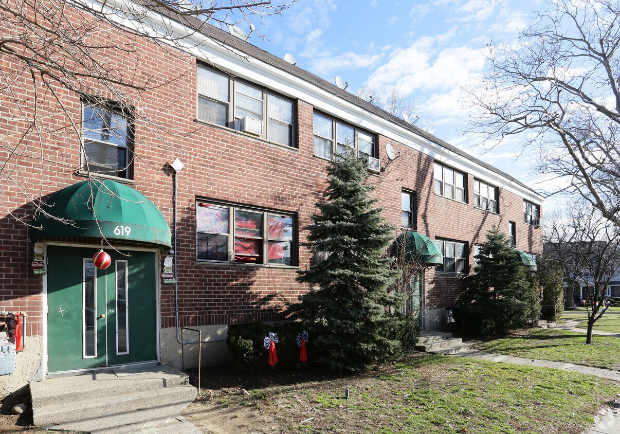 605625 Tulip Ave, Stewart Manor, NY 11530 Apartments Stewart Manor