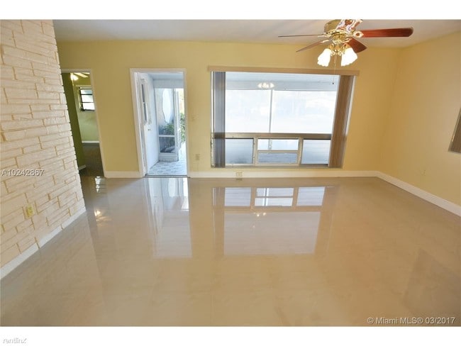 Building Photo - 2411 Arcadia Dr