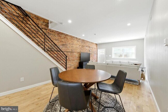 Building Photo - 1937 Dickinson St