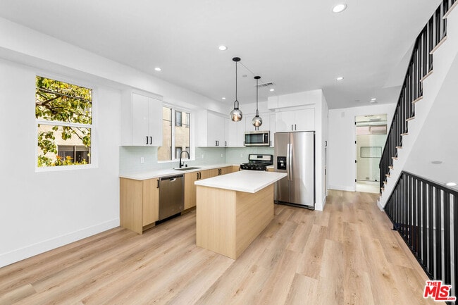 Foto del edificio - 4333 Dixie Canyon Ave