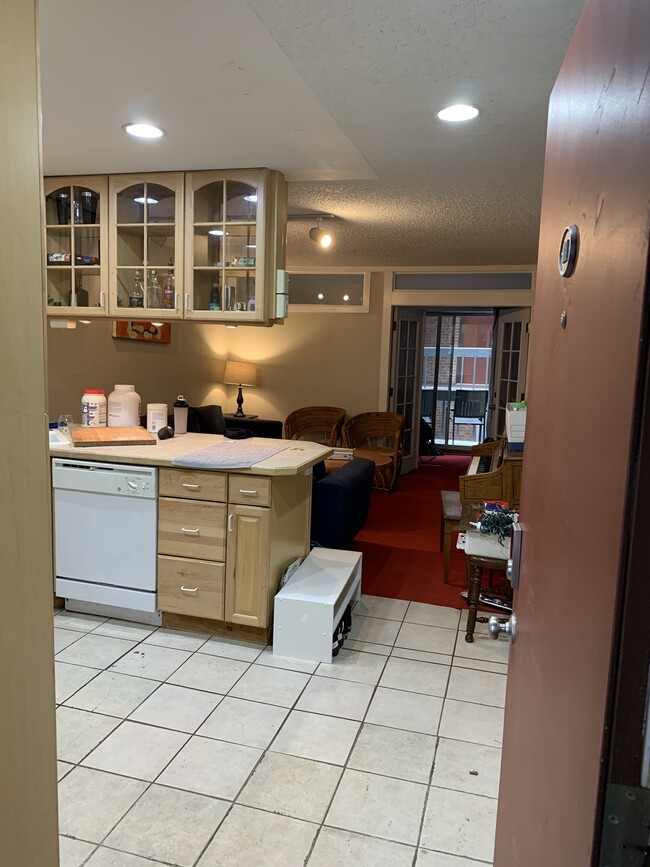 kitchen - 1065 University Ave
