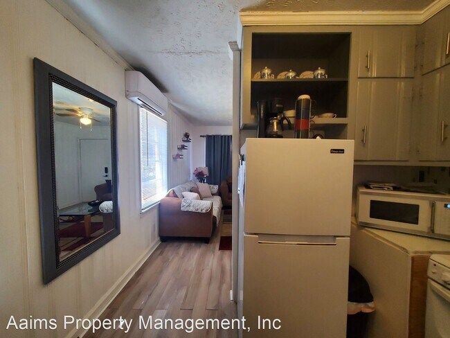 Building Photo - 2 br, 1 bath House - 414-B Lake Avenue