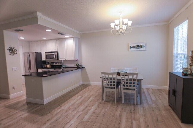 Building Photo - 266 Iris Dr