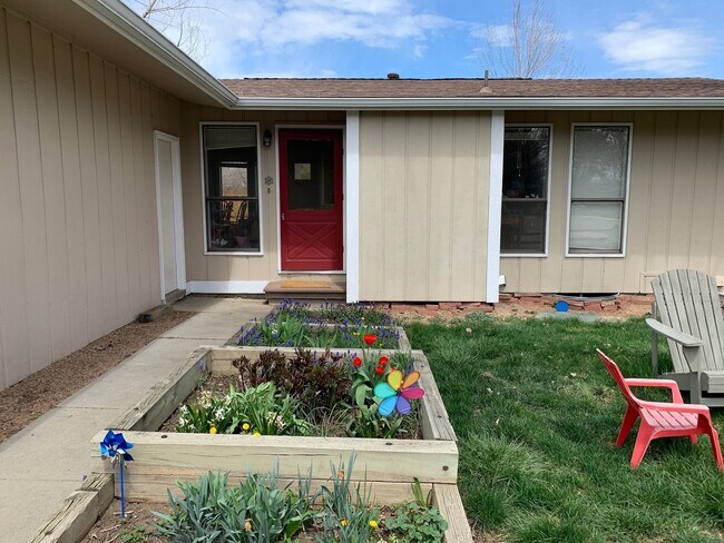 Foto del edificio - BEAUTIFUL 4 BED/2 BATH RANCH HOME IN CHARM...