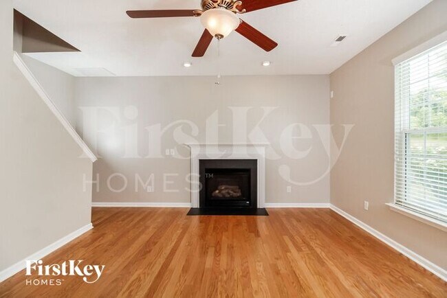 Foto del edificio - 6161 Glen Way Dr