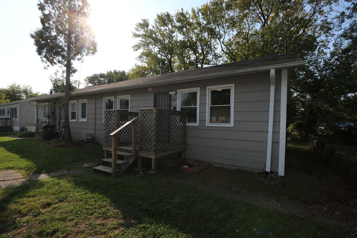 Primary Photo - 2405 - 2407 Flint Hills Dr