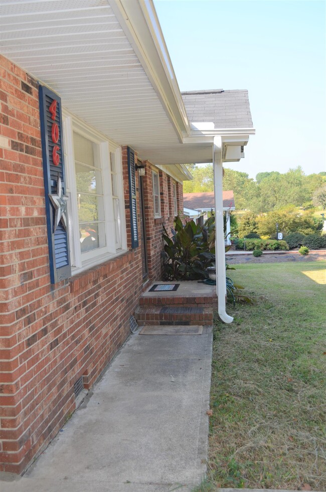 Building Photo - 406 Mapleton Dr