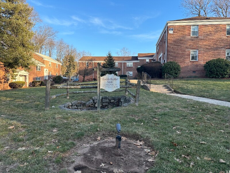 Primary Photo - 159 Knickerbocker Rd