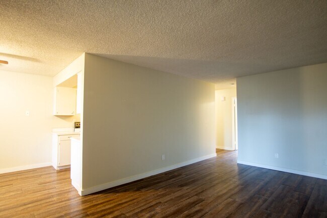 Foto del edificio - Cedar Hills Garden Style Spacious 1 Bdr w/Patio!