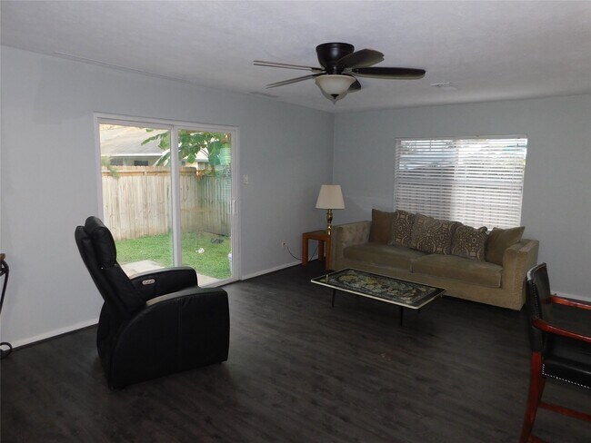 Foto del edificio - 1912 Sam Wilson St