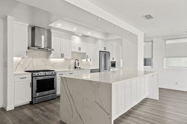 Foto del edificio - 1601 N Fuller Ave