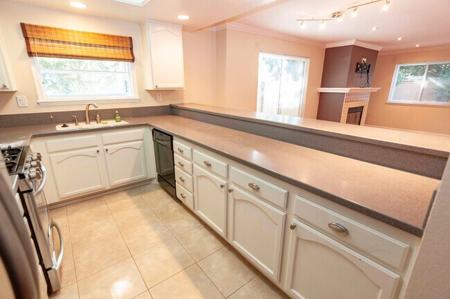 Building Photo - Quiet and Spacious 2 story townhouse in be...