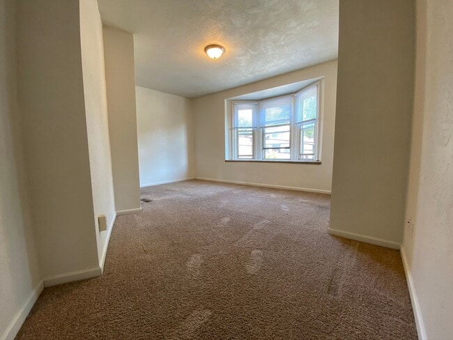 Building Photo - Spacious Four Bedroom in Squirrel Hill! Close to CMU! Ample Natural Light! Call Today!