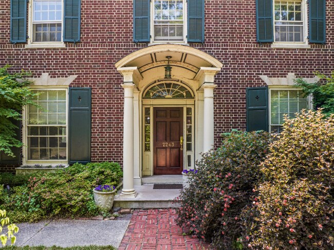 Foto del edificio - 2243 Iroquois Ave