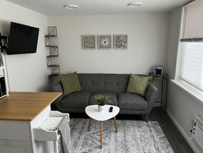 Building Photo - 1206 Vina Del Mar Ave