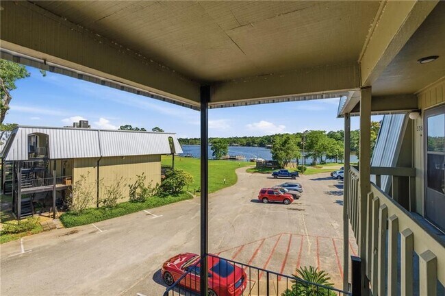 Building Photo - 337 Riverbend Dr