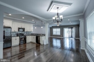 Building Photo - 533 Maple St