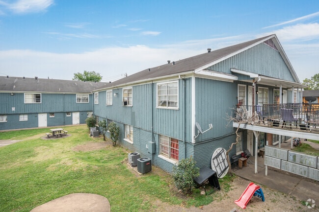 7611 Glenview Dr Houston, TX 77061 - Leonora Square Apartments