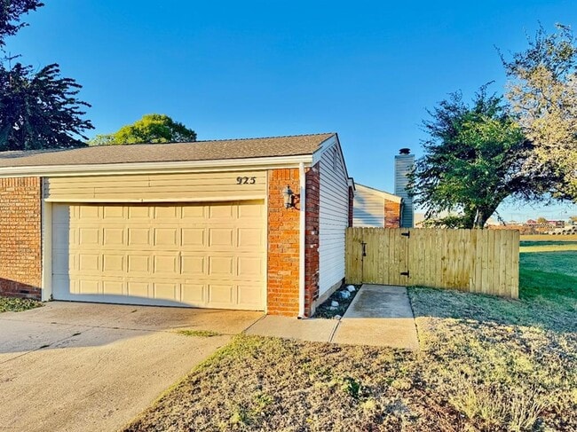 Building Photo - 925 Swan Lake Ct