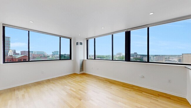 Foto del edificio - 169 Monsignor O'Brien Hwy