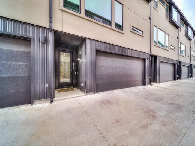 Photo - 2916 Hawthorne Ave Apartment