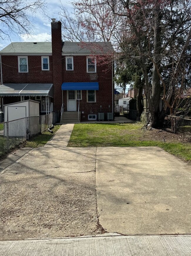 Building Photo - Newly Renovated Three Bedroom/2 Bathroom H...