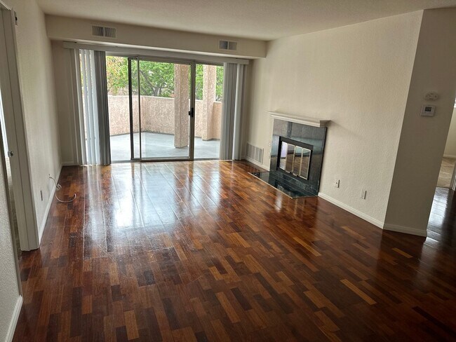 Foto del edificio - Fashion Valley 2Br/2Ba Condo with 2 car ga...