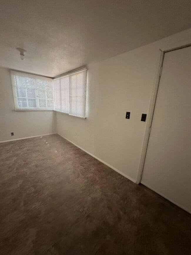 Building Photo - 2024 Darrow Ave