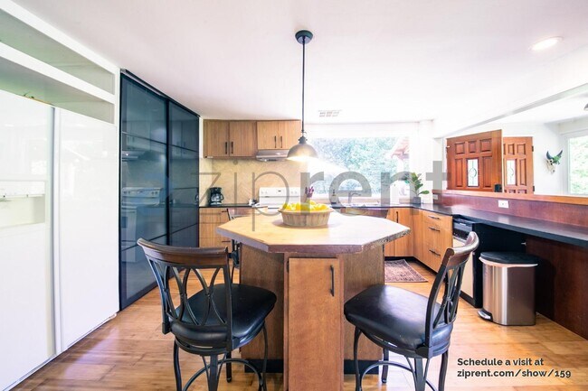 Foto del edificio - 10590 River Dr