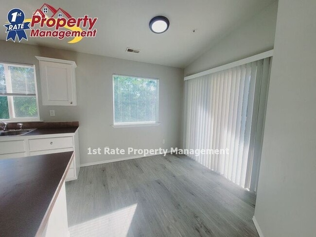 Building Photo - 898 N Bluffwood Ln