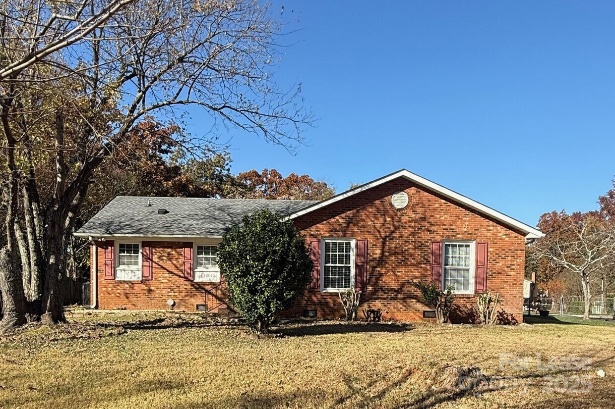 Foto principal - 6126 Cherrycrest Ln