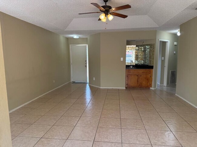 Foto del edificio - 2029 Mynah Ave