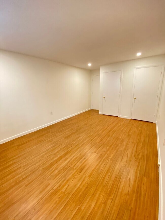 Building Photo - Incredible 2bed/1bath with heat and hot wa...