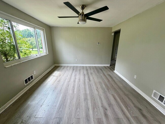 Foto del edificio - Comfortable 3-Bedroom Ranch with Yard, Garage & Bonus Basement Space