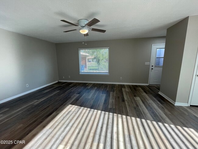 Building Photo - 2014 W 23rd Ct
