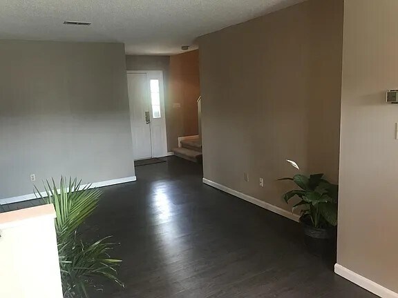 Foto del edificio - 2104 Silverbrook Dr