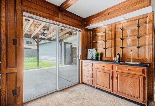 Building Photo - 15014 Hollydale Dr