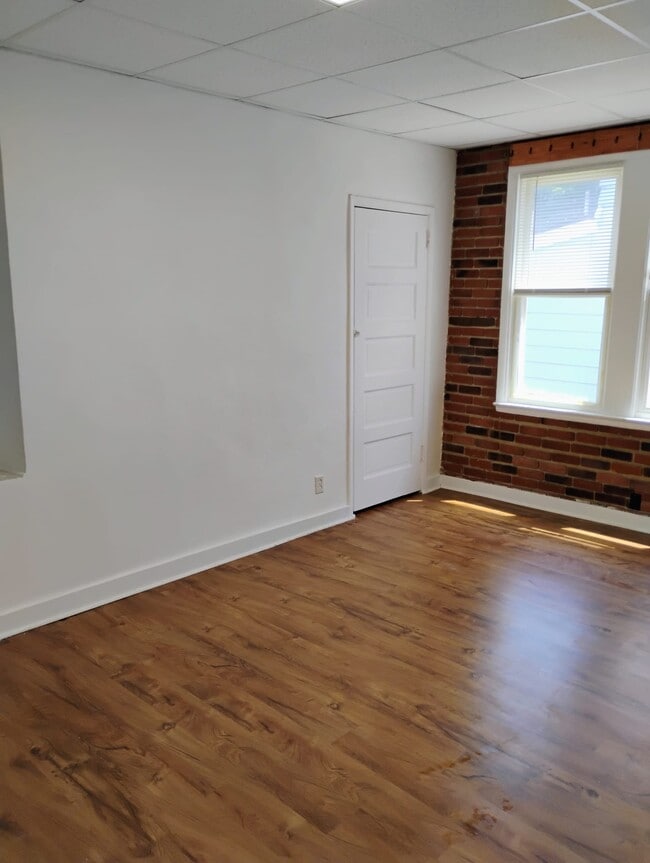 Foto del edificio - 369 Mayville Ave